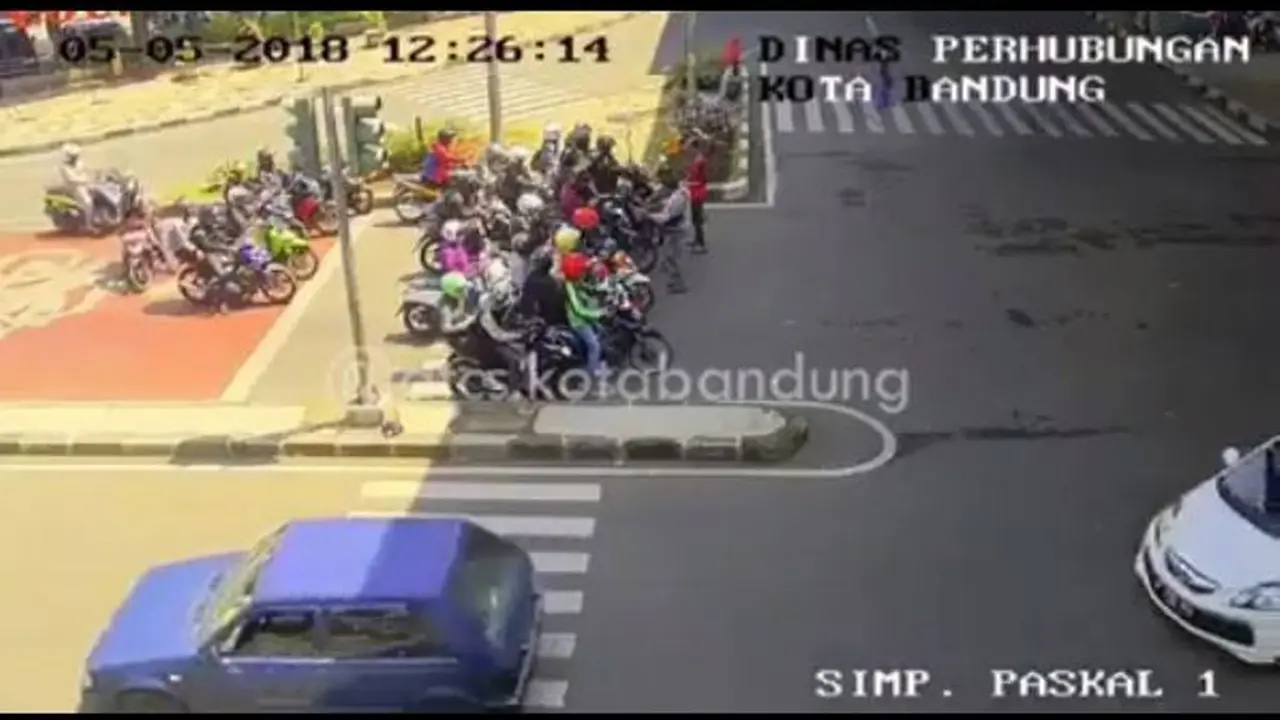 [Bintang] Video Viral: Kocak! Pelanggar Garis Zebra Cross Paskal Bandung Diingatkan Soal Panas Dunia oleh Dishub