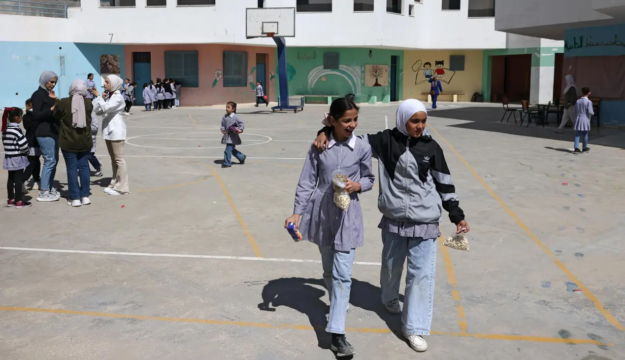 Lembaga Bantuan dan Pekerjaan Perserikatan Bangsa Bangsa untuk Pengungsi Palestina (UNRWA) memperingatkan bahwa pendidikan 800 siswa di Yerusalem Timur terancam karena perintah penutupan sekolah-sekolah mereka oleh Israel. (AHMAD GHARABLI/AFP)