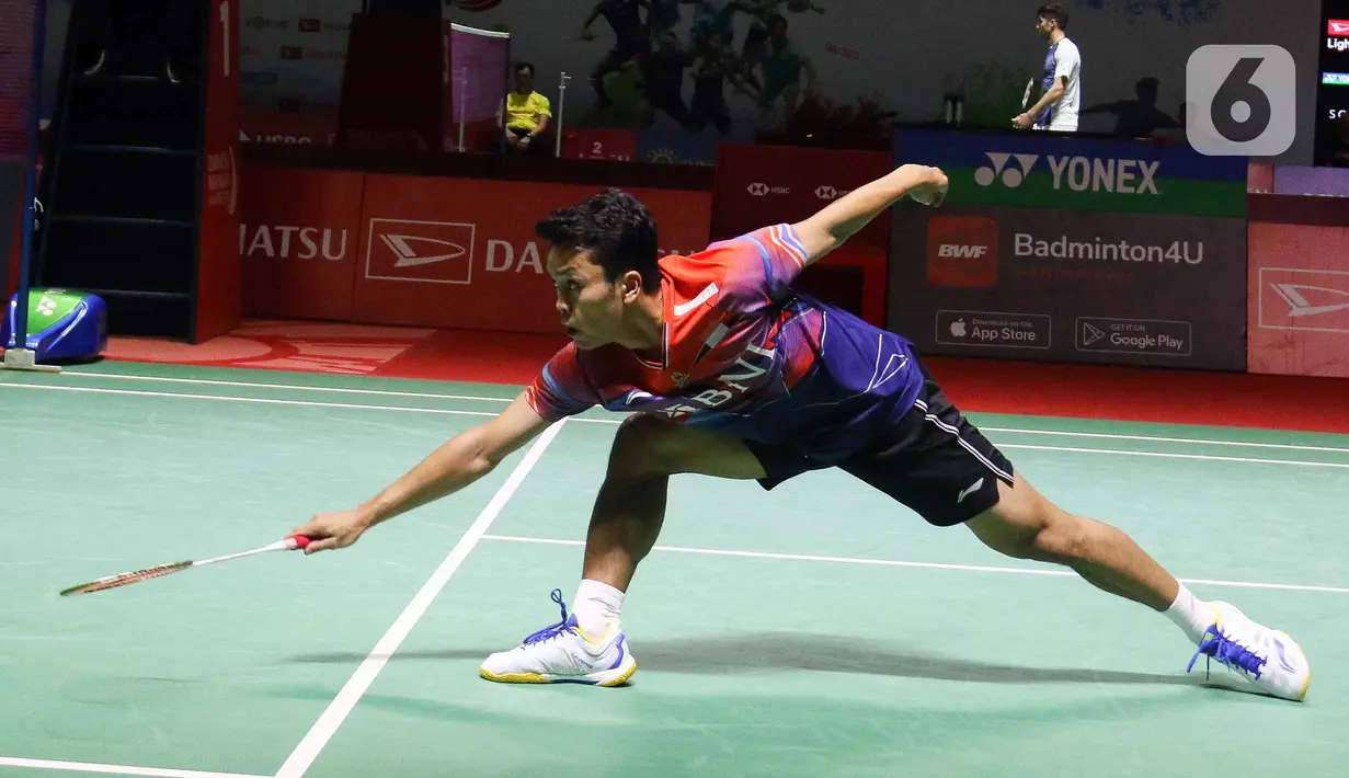 Pebulu tangkis tunggal putra Indonesia Anthony Sinisuka Ginting saat melawan tunggal putra China Shi Yu Qi pada babak 16 besar Indonesia Masters 2023 di Istora Senayan, Jakarta, Kamis (26/1/2023). Anthony Sinisuka Ginting terhenti di babak 16 besar Indonesia Masters 2023 setelah kalah dari Shi Yu Qi dengan skor 19-21 dan 16-21. (Liputan6.com/Herman Zakharia)