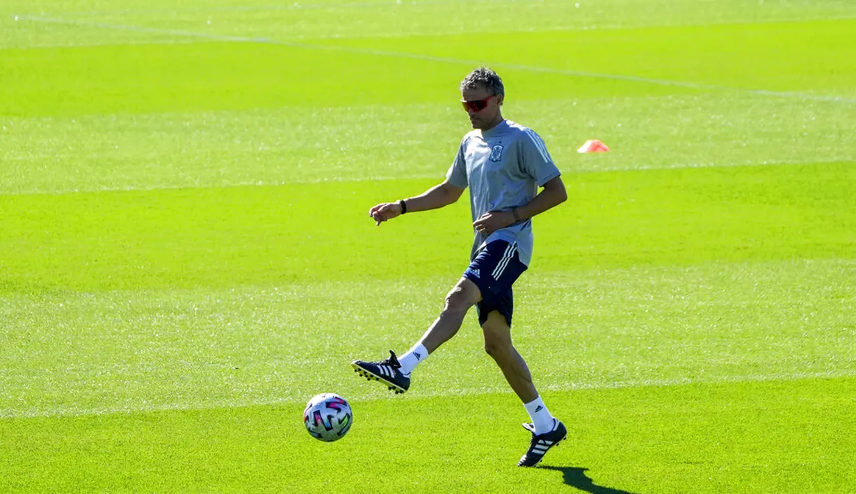 Pelatih Spanyol Luis Enrique menendang bola saat sesi latihan tim di Las Rozas, Spanyol, Senin (5/7/2021). Spanyol akan bermain melawan Italia pada pertandiangan semifinal Euro 2020. (AP Photo/Manu Fernandez)