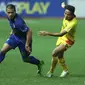 Pemain depan Persib, Tantan (kiri) berusaha melewati kawalan gelandang Bhayangkara FC, Evan Dimas dilanjutan Liga 1 Indonesia di Stadion Patriot Candrabhaga, Bekasi, Minggu (4/6). Bhayangkara FC menang 2-0. (Liputan6.com/Helmi Fithriansyah)