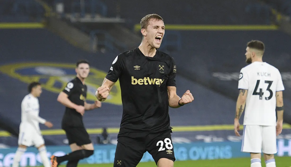 Gelandang West Ham, Tomas Soucek berselebrasi usai mencetak gol ke gawang Leeds United pada pertandingan lanjutan Liga Inggris di stadion Elland Road di Leeds, Inggris, Sabtu (12/12/2020). West Ham menang tipis atas Leeds United 2-1. (Oli Scarff, Pool via AP)
