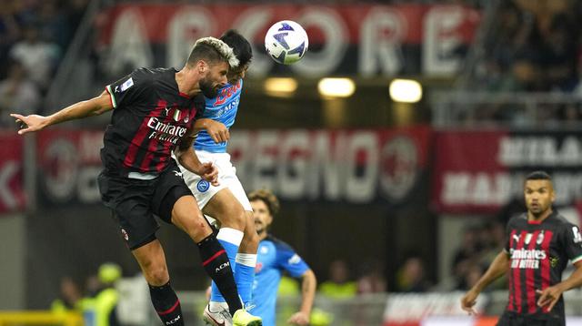 Duel di udara antara striker AC Milan, Olivier Giroud dengan bek Napoli Kim Min-jae dalam pertandingan di San Siro, Senin (19/9/2022) dini hari WIB. (AP Photo/Antonio Calanni)