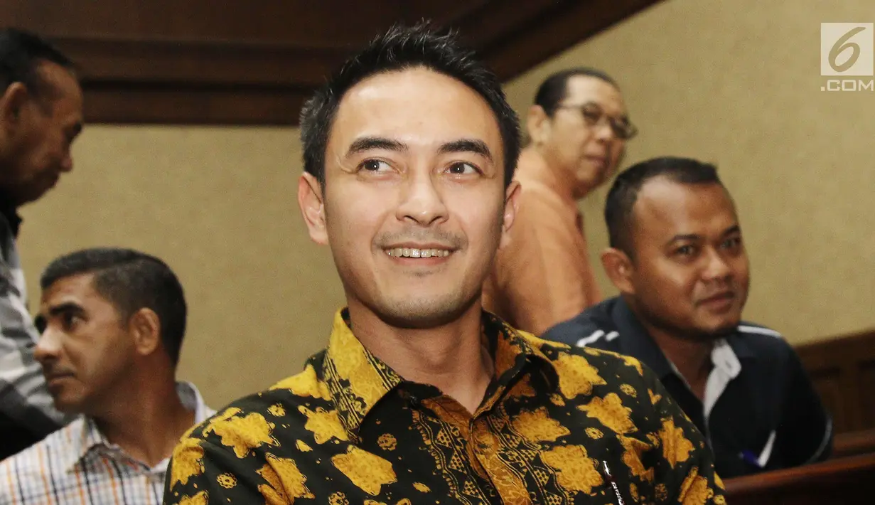 Gubernur Jambi non aktif Zumi Zola sebelum menjalani sidang perdana di Pengadilan Tipikor Jakarta Pusat ,Kamis (23/8). (Liputan6.com/Herman Zakharia)