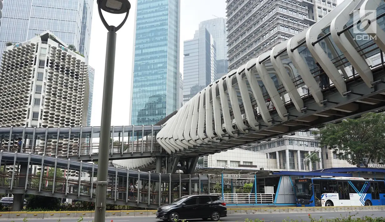 Kendaraan melintas di bawah Jembatan Penyeberangan Orang (JPO) di kawasan Jenderal Sudirman, Jakarta, Minggu (1/9/2019). Pemprov DKI berencana membangun 15 JPO dengan bentuk lebih modern atau instagramable di sejumlah titik yang akan dilakukan pada 2020. (Liputan6.com/Immanuel Antonius)