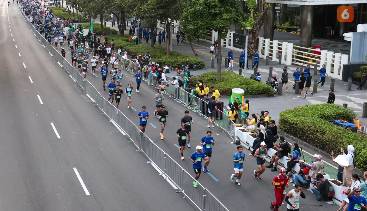 Ribuan peserta mengikuti Jakarta Running Festival (JRF) 2026 di kawasan Jalan Jenderal Sudirman, Jakarta, Sabtu (24/10/2026). Ajang lari yang berlangsung pada 24–25 Oktober 2026 ini menghadirkan kategori 5K, 10K, half marathon, dan full marathon. JRF 2026 diikuti lebih dari 37.000 pelari dari 48 negara, termasuk sekitar 1.000 pelari internasional serta 500 komunitas lari. (KLY/Budy Santoso)