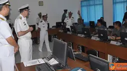 Citizen6, Surabaya: Chief Of Navy  Royal Australia Navy (CN RAN) Vice Admiral Ray Griggs meninjau fasilitas laboratorium bahasa (Labsa) yang dimiliki Komando Pengembangan dan Pendidikan Angkatan Laut (Kobangdikal), Jumat (31/8). (Pengirim: Penkobangdikal)