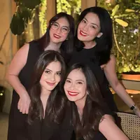 Persahabatan antara para Gadis Sampul di tahun 90an; Lulu Tobing, Cut Tari, Ersa Mayori, dan Novita Angie patut diacungi jempol. Keempatnya masih terlihat sangat dekat hingga saat ini. Di akhir tahun lalu, keempatnya terlihat makan malam bersama untuk merayakan akhir tahun bersama. Potret kebersamaan yang menawan karena pesona keempat perempuan ini yang seakan tak pernah luntur. [Foto: Instagram/ersamayori]