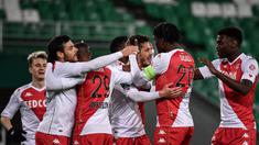 Para pemain AS Monaco merayakan gol pertama ke gawang Saint-Etienne yang dicetak striker Stevan Jovetic (tengah) dalam laga lanjutan Liga Prancis 2020/2021 pekan ke-30 di Geoffroy Guichard Stadium, Jumat (19/3/2021). Monaco menang 4-0 atas Saint-Etienne. (AFP/Jeff Pachoud)