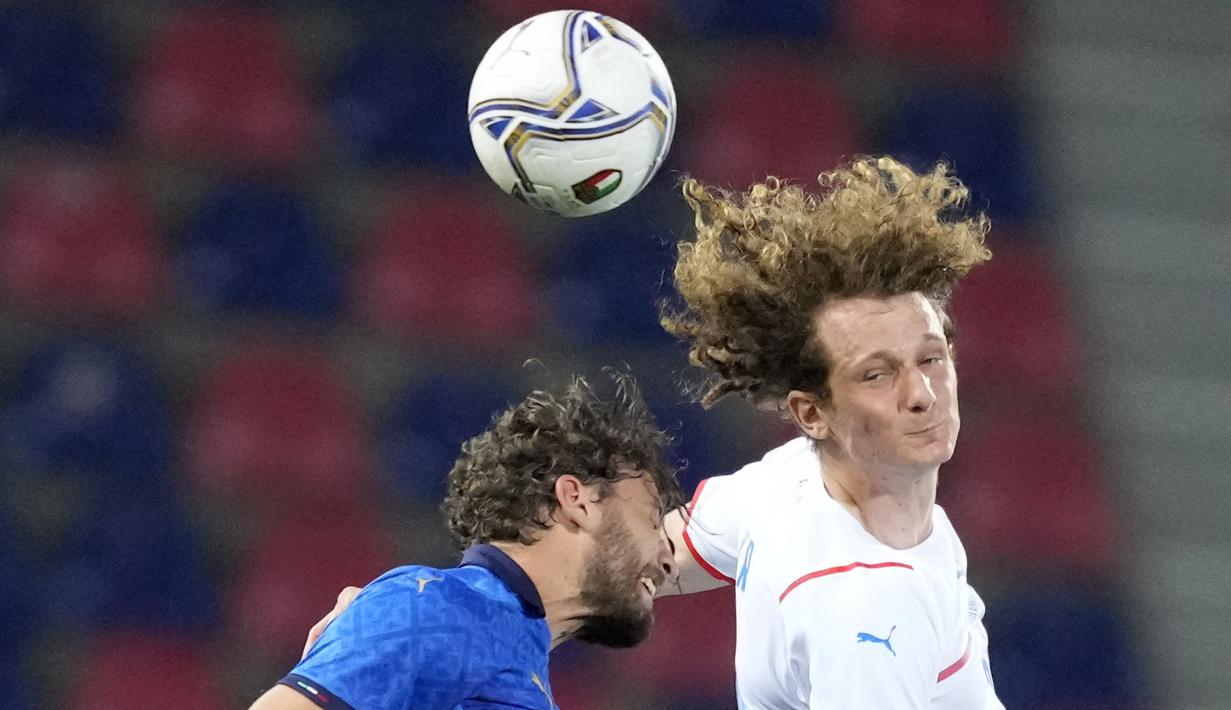 Pemain Italia, Manuel Locatelli, duel udara dengan pemain Republik Ceko, Alex Kral, pada laga uji coba di Stadion di Reanto Dall'Ara, Sabtu (5/6/2021). Italia menang dengan skor 4-0. (AP/Antonio Calanni)