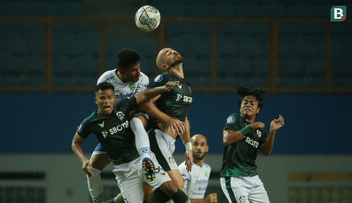 Pemain Persib Bandung, Wander Luiz (kiri) berduel udara dengan pemain Persikabo 1973, Shumeiko Veniamin dalam laga pekan ke-5 BRI Liga 1 2021/2022 di Stadion Wibawa Mukti, Cikarang, Senin (27/9/2021). Kedua tim bermain imbang 0-0. (Bola.com/Ikhwan Yanuar)