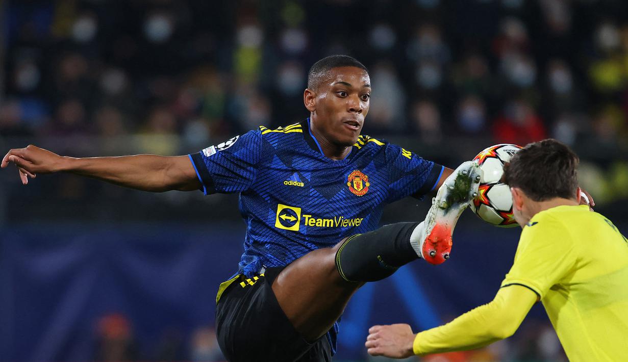 Anthony Martial. Striker berusia 26 tahun yang memasuki musim ke-7 bersama Manchester United ini baru 7 kali dimainkan di Liga Inggris musim ini. Pihak manajemen sendiri masih buta kemana ia akan berlabuh. Besarnya gaji yang dituntut membuat beberapa klub menarik diri. (AFP/Jose Jordan)