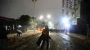 Tembakkan gas air mata membubarkan konsentrasi massa yang berkumpul di Jalan Pejompongan, Tanah Abang, Jakarta Pusat. (merdeka.com/Arie Basuki)