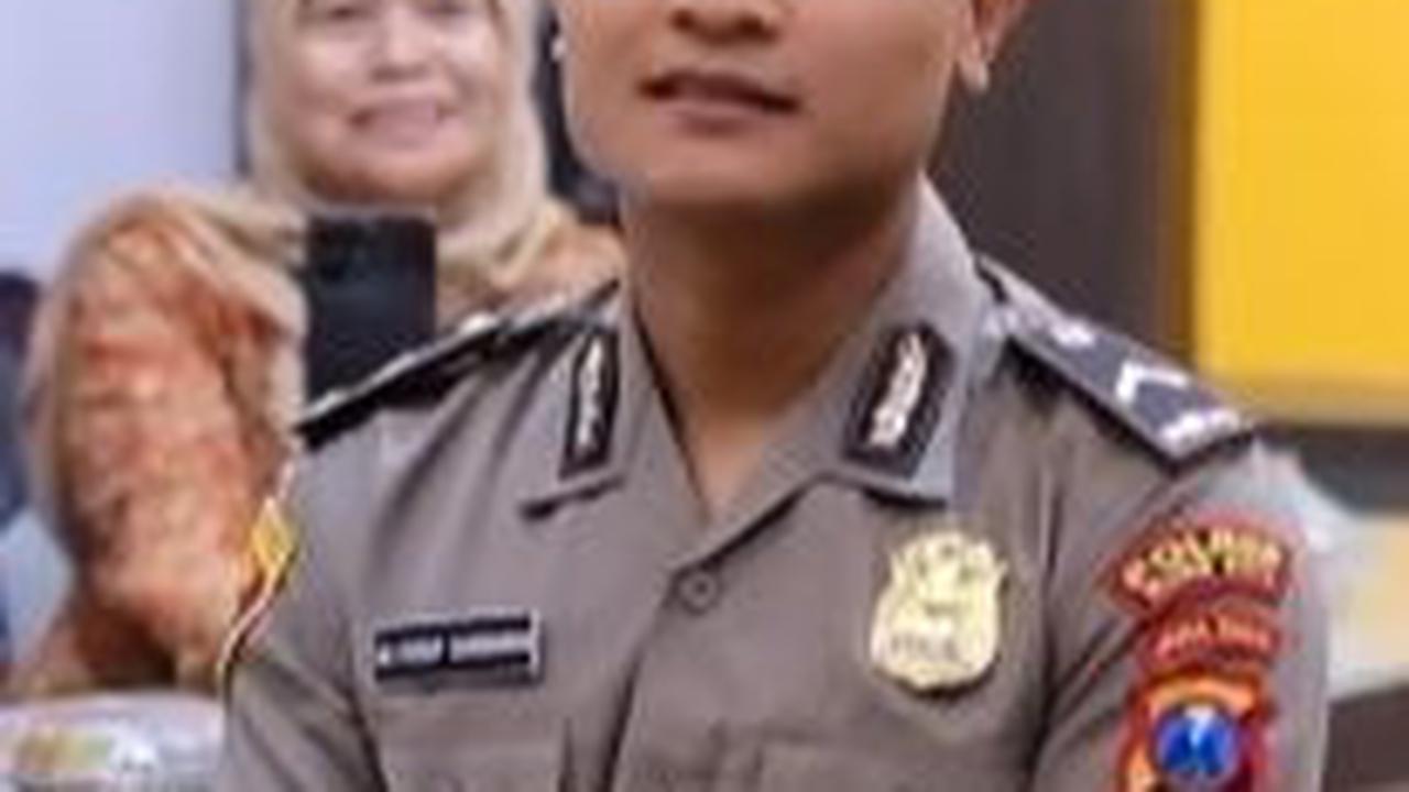"Kamu DM dia?" tanya sang pimpinan. <br><br>"Iya pak, tapi enggak dibalas seminggu," ungkapnya.&nbsp;<br>