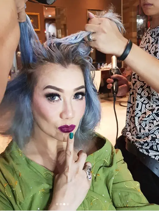 Mendengar Mama Ina konser, Reza Artamevia langsung mempercepat cat rambutnya guna bisa mememberikan kejutan. Jika tidak ada alangan, single barunya akan dikeluarkan pada 27 September mendatang. (Instagram/rezaartameviaofficial)