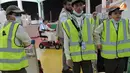 Kebanyakan dari mereka merupakan anak-anak sekolah yang sedang libur haji lalu dijadikan tenaga musiman (temus) gratis di bandara (Liputan6.com/ Anry Syaiful).