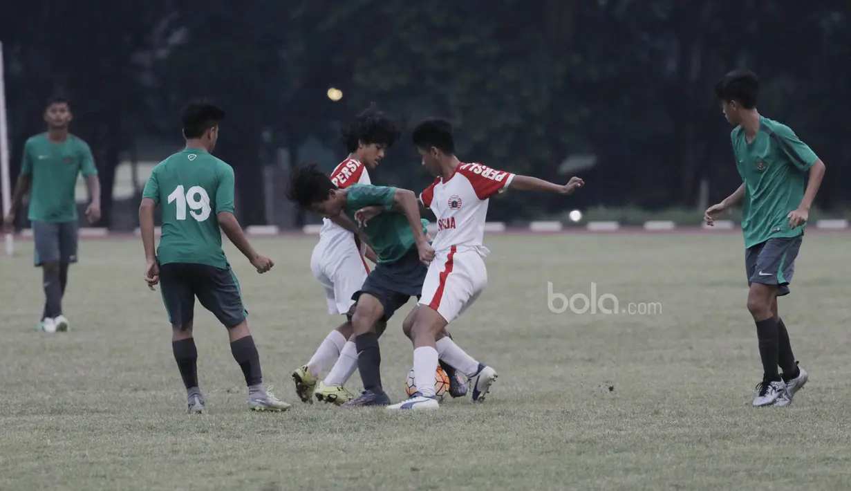 Pemain Timnas Indonesia U-16 berusaha melewati hadangan pemain Persija Jakarta U-16 pada laga uji coba di Stadion Atang Sutresna, Jakarta, Selasa (4/7/2017). Indonesia menang 5-0 atas Persija. (Bola.com/M Iqbal Ichsan)