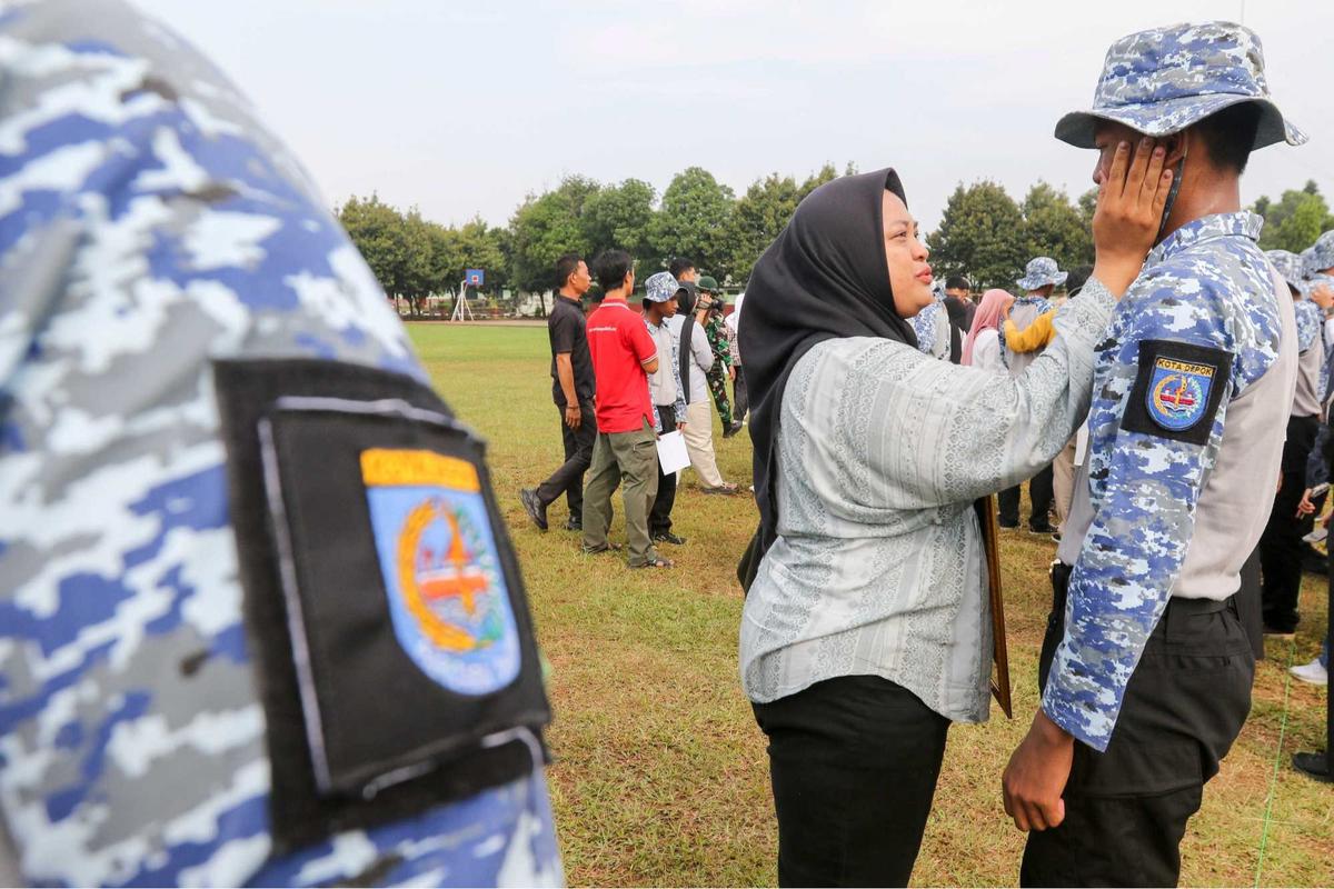 Pelajar 'Lulus' Pendidikan Barak Militer Dedi Mulyadi Langsung Sujud di Kaki Ibu