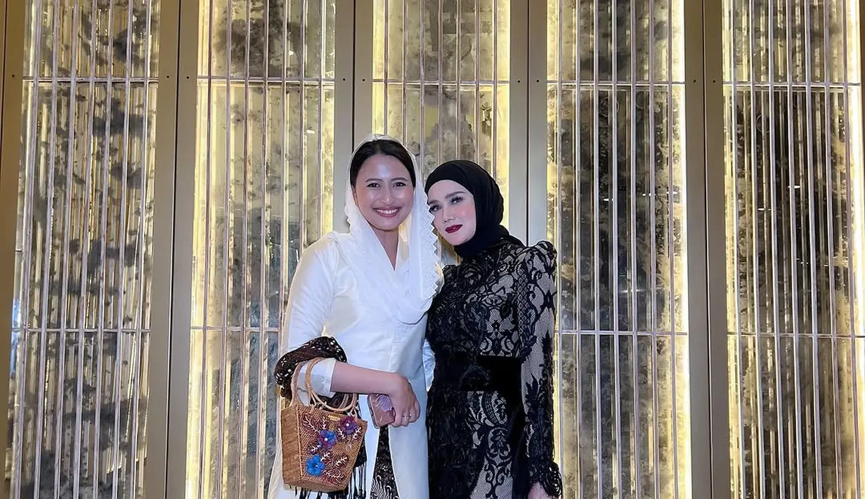 Dalam acara resepsi pernikahan putri Zulkifli Hasan dan Zumi Zola, Mulan Jameela mencuri perhatian dengan penampilannya yang elegan dan berkelas. [@mulanjameela1].