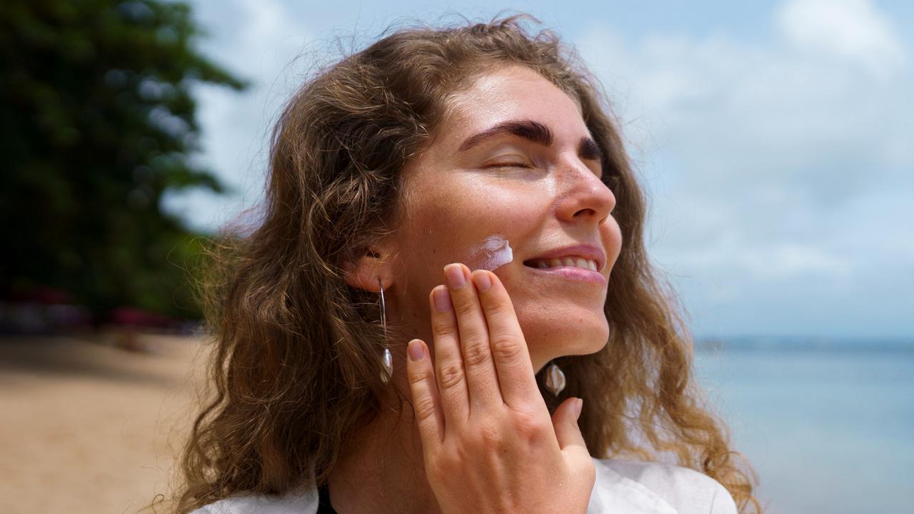 Jangan Cuma Wajah! Ini 7 Bagian Tubuh yang Sering Terlupa Saat Pakai Sunscreen