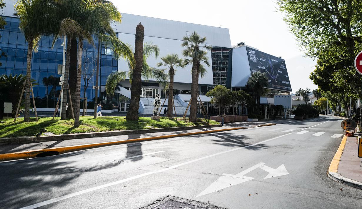 Foto yang diabadikan pada 18 April 2020 ini menunjukkan Palais des Festivals yang kosong di Cannes, Prancis. Salah satu festival film terbesar di dunia yang sedianya berlangsung pada 12-23 Mei 2020 ini tidak akan berlangsung dalam "bentuk aslinya" akibat pandemi COVID-19. (Xinhua/Serge Haouzi)