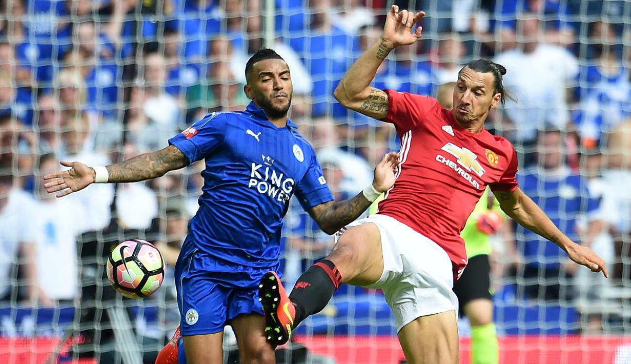 Pemain Leicester City, Danny Simpson (kiri)  menghadang laju Zlatan Ibrahimovic (kanan) pada laga Community Shield di Stadion Wembley, Minggu (7/8/2016).  (EPA/Andy Rain)
