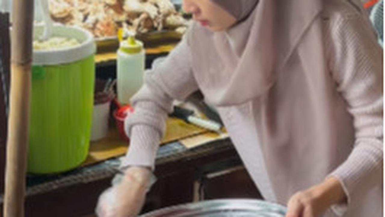 Paras Cantik Perempuan Penjual Nasi Kebuli Jadi Pembicaraan