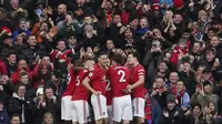 Para pemain Manchester United merayakan gol yang dicetak oleh Anthony Martial ke gawang Manchester City pada laga Premier League di Stadion Old Trafford, Minggu (8/3/2020). Manchester United menang dengan skor 2-0. (AP/Dave Thompson)