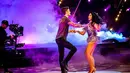 Anggun C Sasmi, menggunakan sepatu hak tinggi namun tak menghalanginya dalam bergoyang. (Foto: Instagram/@anggun_cipta)