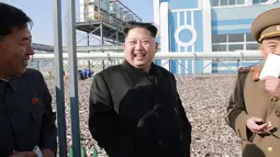 Pemimpin Korea Utara, Kim Jong-un (tengah) berbincang dengan pejabat yang mendampinginya saat mengunjungi stasiun perikanan di Pyongyang, Kamis (17/11). Kim Jong-un mengaku senang dengan hasil tangkapan ikan yang melimpah. (REUTERS/KCNA)
