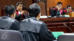 Jaksa penuntut umum memberi pernyataan kepada Majelis Hakim saat sidang dakwaan untuk OC Kaligis di Pengadilan Tipikor, Jakarta, Kamis (20/8). Persidangan tersebut ditunda sebab OC Kaligis tidak hadir dikarenakan sakit.(Liputan6.com/Yoppy Renato)