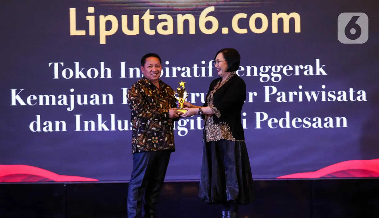Pimpinan Redaksi Liputan6.com Elin Yunita (kanan) memberikan plakat kepada Bupati Kabupaten Pulau Taliabu,  Aliong Mus saat acara Anugerah Inspiratif Liputan6.com di hotel Shangri La, Jakarta, Rabu (31/7/2024). Bupati Kabupaten Pulau Taliabu  menerima penghargaan Tokoh Inspiratif Penggerak Kemajuan Insfrastuktur Pariwisata dan Inklusi Digital di Pedesaan. (Liputan6.com/Herman Zakharia)