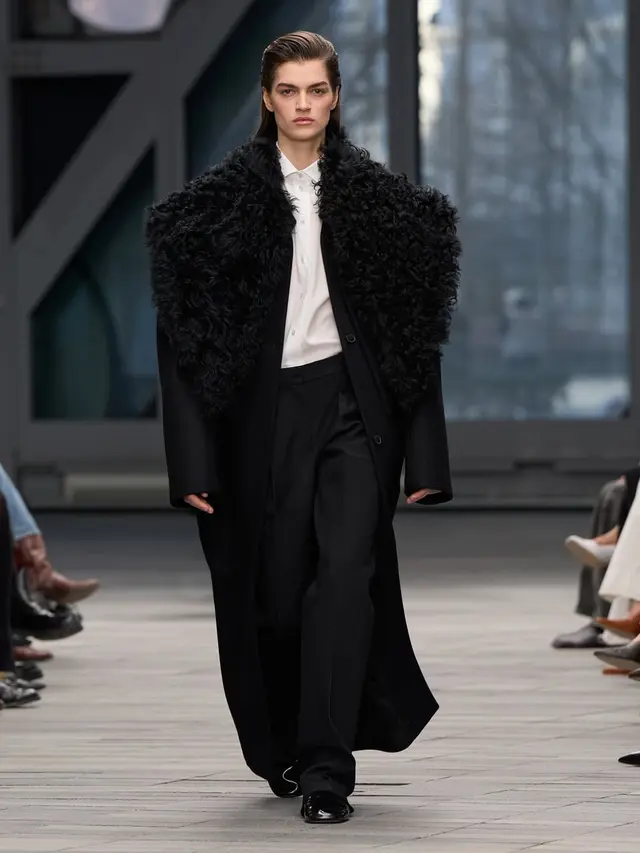 Jennie BLACKPINK Jadi Pusat Perhatian di Show Calvin Klein, Tampil Sopan dengan Blazer Kebesaran