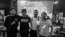 Dalam beberapa kesempatan Superglad featuring dengan vokalis lain. Aduyz pun mengisi lini vokal dibantu Dadi Yudistira, salah stau founder Superglad yang sebelumnya hibernasi. Dadi berkontribusi dalam sejumlah pertunjukan Superglad secara tidak resmi karena sudah punya rutinitas sendiri. Superglad kini tengah menyiapkan sejumlah kejutan buat penggemar. (Foto: atas perkenan Ridwan Siregar).