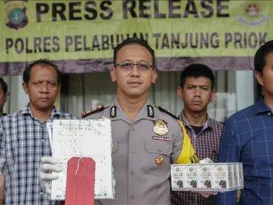 Kapolres Pelabuhan Tanjung Priok, AKBP Robertus Yohanes De Deo Tresna Eka Trimana memberikan keterangan dalam rilis tiga kasus di Polres Pelabuhan Tanjung Priok, Jakarta, Selasa (11/4). (Liputan6.com/Faizal Fanani)