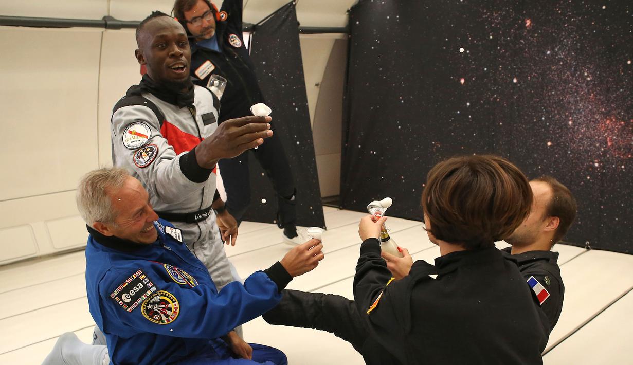 Sprinter Jamaika, Usain Bolt menangkap gelembung sampanye saat mencoba ruangan gravitasi nol dalam pesawat Airbus Zero-G di Reims, Prancis, Rabu (12/9). (Laurent Theillet, Mumm/Novespace via AP)