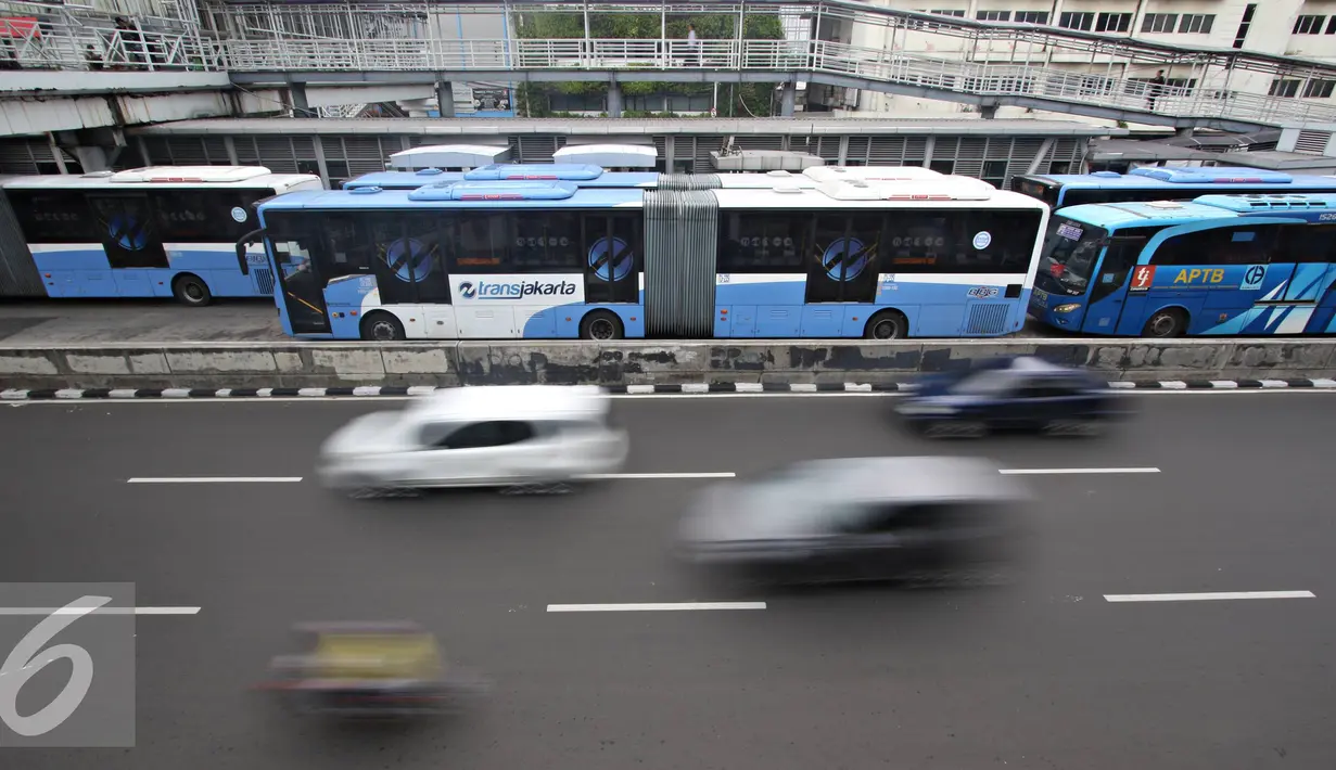 Bus Transjakarta berhenti di Halte Harmoni, Jakarta, Selasa (19/4). Beroperasinya 247 bus di Koridor I, Dirut PT Transjakarta Budi Kaliwono memprediksi jarak kedatangan bus setiap halte membutuhkan waktu 30 detik. (Liputan6.com/Immanuel Antonius)