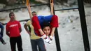 Kelenturan tubuh Mohammed al Sheikh di sebuah pantai Kota Gaza, Kamis (2/6). Dengan bimbingan pelatih khusus, ia bertekad memecahkan rekor Guinness World Record kategori melipat tubuh dengan berbagai posisi dalam waktu singkat. (REUTERS/Mohammed Salem)