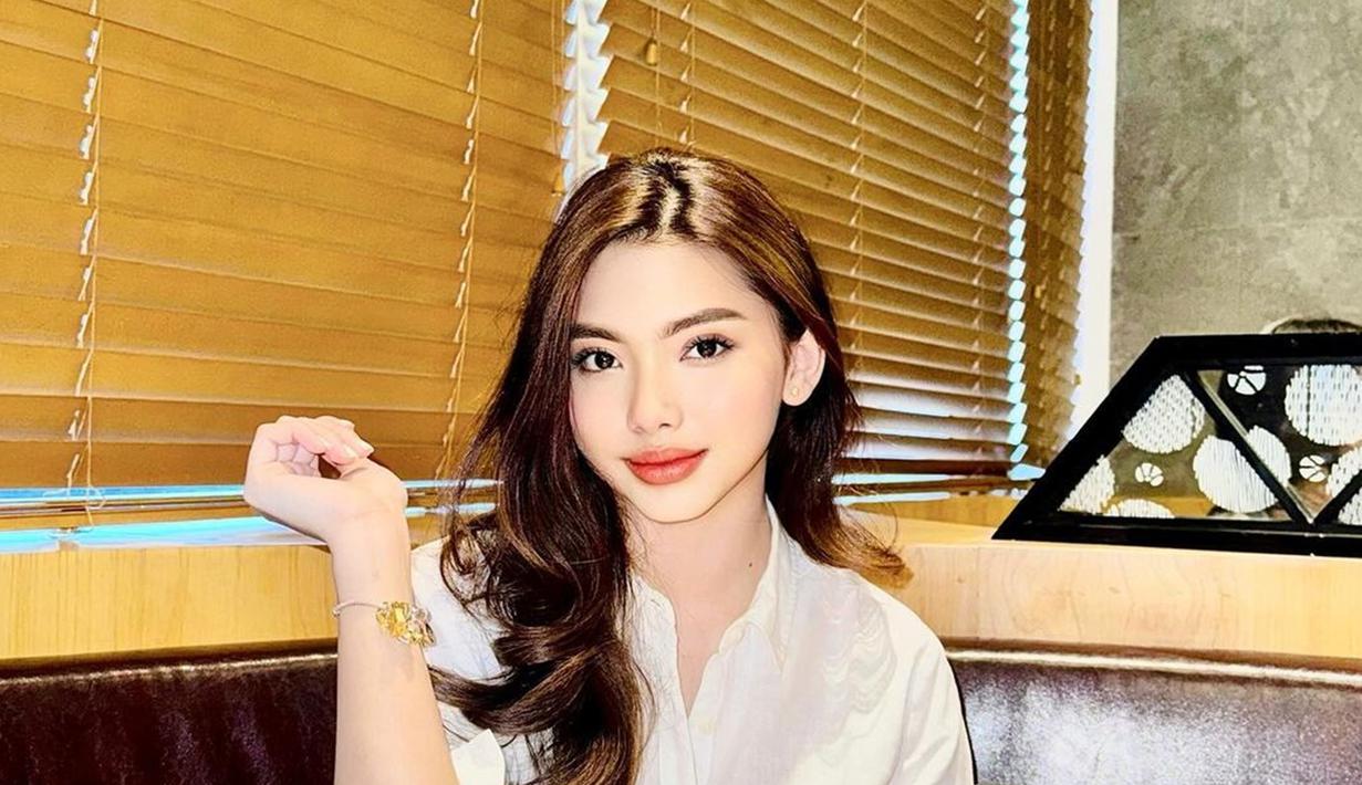 Jika kabar berpacaran dengan Kiesha Alvaro benar, Angel Marianne dan Kiesha Alvaro adalah pasangan muda yang terpaut usia 4 tahun. Lantaran baru saja terjun ke industri hiburan, belum banyak informasi soal gadis asal Singaraja, Bali ini. Tak hanya disebut mirip Manohara dan Ariel Tatum, beberapa netizen salah fokus dan menyebut Angel mirip Saskia Chadwick mantan Kiesha Alvaro. (Liputan6.com/IG/@angelmariaanne)