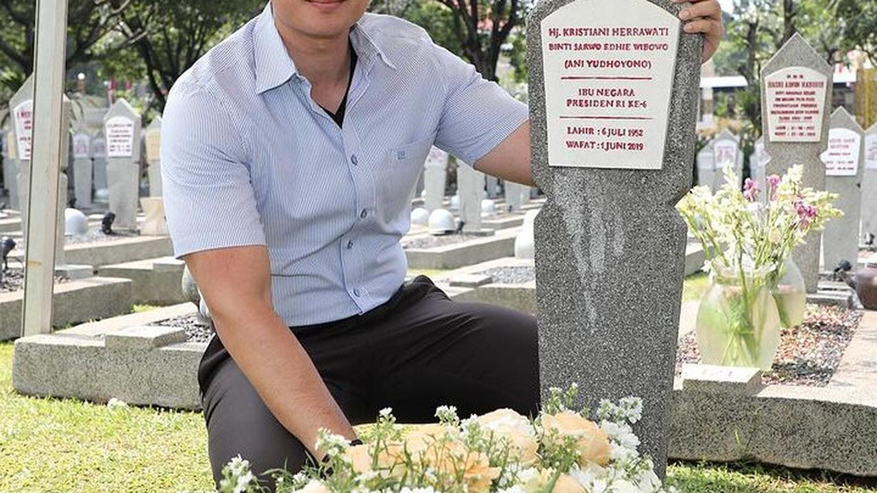 AHY ziarah ke makam Ani Yudhoyono