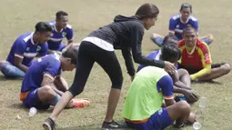 Fisioterapis PBR, Adinda Pricilla membantu para pemain PBR melakukan pemanasan berlatih jelang Piala Jenderal Sudirman. (Bola.com/Vitalis Yogi Trisna)
