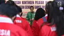 Menpora, Imam Nahrawi memberi arahan pada kontingen atlet pelajar Indonesia untuk Asian School Games 2018 usai pelepasan di Jakarta, Selasa (17/7). 158 atlet pelajar Indonesia akan bertanding di delapan cabang olahraga. (Liputan6.com/Helmi Fithriansyah)