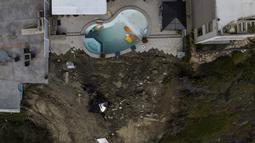 Tanah longsor lereng bukit yang disebabkan oleh hujan lebat menyebabkan empat gedung apartemen dengan pemandangan laut dievakuasi dan ditutup karena kondisi yang tidak stabil. (AP Photo/Jae C. Hong)