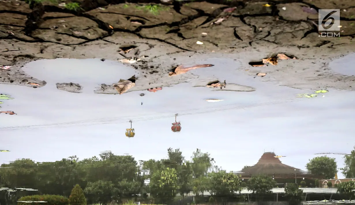 Terlihat dasar danau buatan yang kering karena musim kemarau di Taman Archipelago, Taman Mini Indonesia Indah (TMII), Jakarta, Sabtu (15/9). Sejumlah perahu angsa terpaksa tidak beroperasi akibat debit air menyusut. (Liputan6.com/Fery Pradolo)