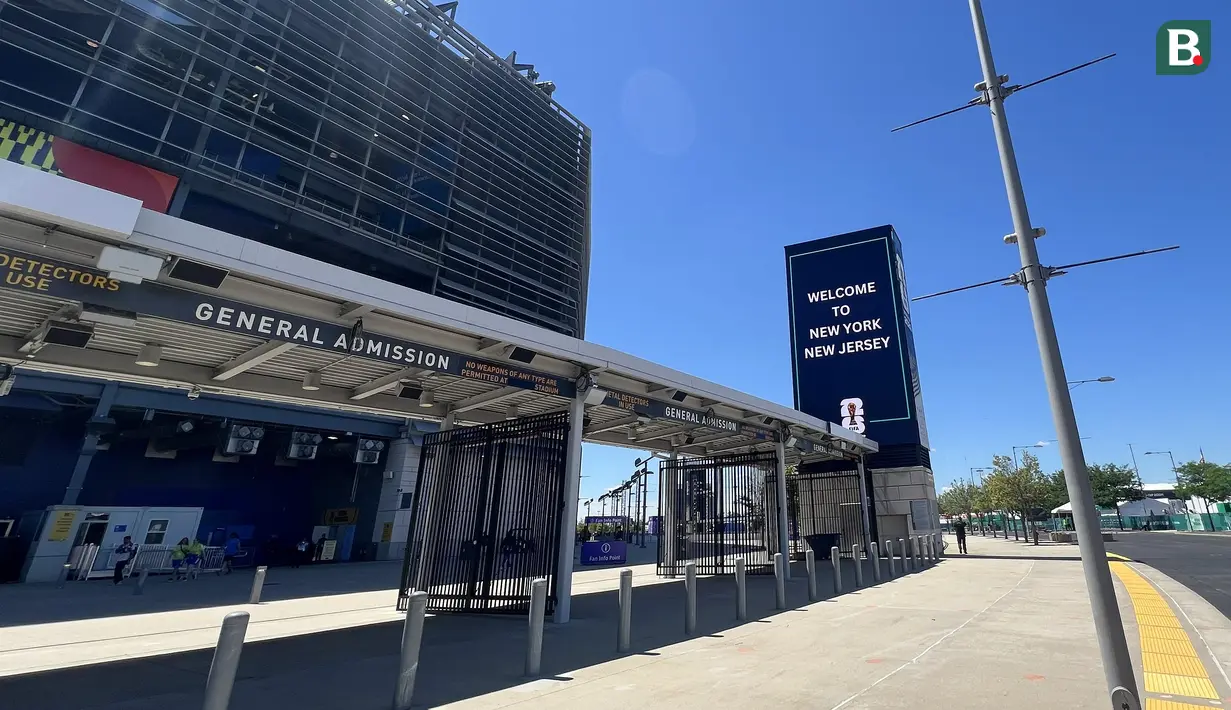 Pintu masuk (General Admission) MetLife Stadium di East Rutherford, New Jersey, Amerika Serikat, tampak siap menyambut ribuan penonton Piala Dunia 2026. Stadion berkapasitas lebih dari 82 ribu penonton ini menjadi salah satu venue utama turnamen, termasuk menggelar laga fase grup Timnas Prancis melawan Senegal, dan akan menjadi lokasi partai final Piala Dunia 2026. (KLY Sports/Hery Kurniawan)