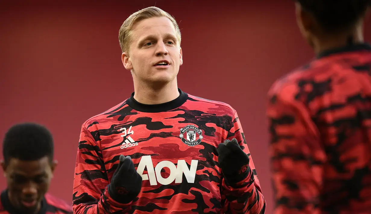 Donny van de Beek baru saja bermain di laga Derby Manchester, Sabtu (06/11/2021) lalu, meski baru masuk di 10 menit akhir pertandingan. Gelandang asal Belanda tersebut diketahui memang tak mendapatkan waktu bermain yang cukup dari pelatih Ole Gunnar Solskjaer. (AFP/Oli Scarff)
