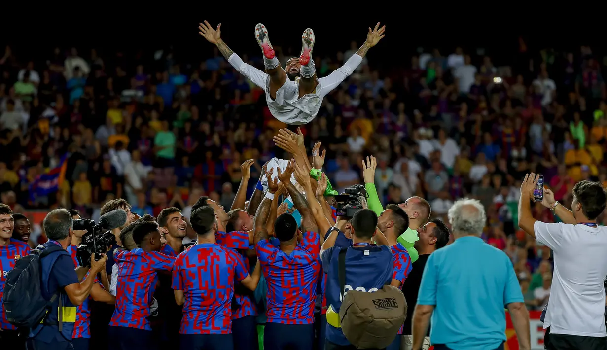Laga Barcelona menghadapi UNAM Pumas juga dijadikan ajang perpisahan bagi Dani Alves yang telah dua periode membela Barcelona. Pemain asal Brasil tersebut baru saja bergabung dengan Pumas usai meninggalkan Barcelona untuk yang kedua kalinya di akhir musim 2021/2022 lalu. (AP/Joan Monfort)