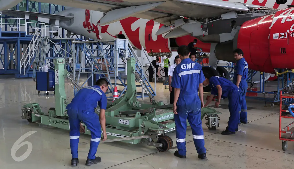 Teknisi tengah melakukan perbaikan pesawat di Hanggar 4 GMF, Tangerang, Jumat (6/11/2015). Untuk mendukung operasional hanggar tersebut dibutuhkan setidaknya ratusan teknisi hingga akhir tahun.(Liputan6.com/Angga Yuniar)
