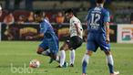 Pemain Persib Bandung, Zola, melewati pemain Persela Lamongan pada laga Piala Presiden 2017 di Stadion Si Jalak Harupat, Bandung, Jumat (17/2/2017). Persib menang 2-0 atas Persela. (Bola.com/Nicklas Hanoatubun)