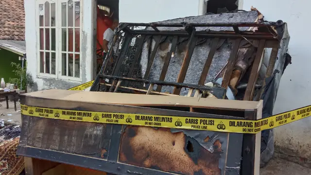 Suami istri terbakar di dalam kamarnya. Warga menemukan botol berisi bensin. (Foto: Liputan6.com/Yandhi Deslatama)